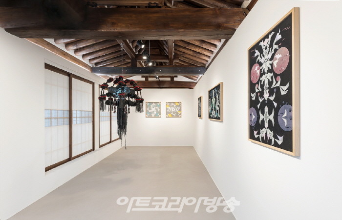 국제갤러리 서울점 한옥 뷰잉룸 양혜규 프레젠테이션〈황홀망恍惚網〉 설치전경