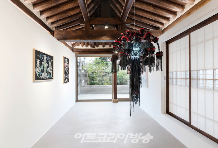 국제갤러리 서울점 한옥 뷰잉룸 양혜규 프레젠테이션〈황홀망恍惚網〉 설치전경
