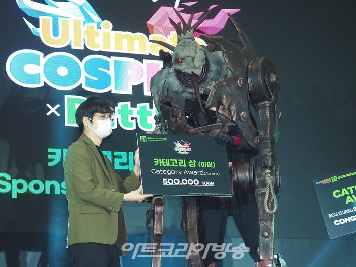 '2022 서울 팝콘' 알티메이트 코스플레이 배틀 시상식 (카테고리상(아머) 영워리(Yeong Wol)) 2022.08.28 사진 ⓒ아트코리아방송 이용선 기자​