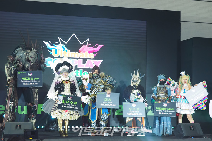 '2022 서울 팝콘' 알티메이트 코스플레이 배틀 시상식 ((카테고리상(아머) 영워리(Yeong Wol), 최우수상 Ming, 대상 Sin_Moon, 우수상 카디(Cardi), 카테고리상(니들워크) 김리호(Liho Kim), 싱거 코스플레이상 소주니엄(So Junium)) 2022.08.28 사진 ⓒ아트코리아방송 이용선 기자​ 