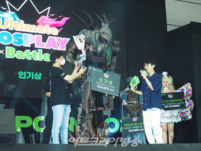 '2022 서울 팝콘' 알티메이트 코스플레이 배틀 시상식 (인기상 영워리(Yeong Wol)) 2022.08.28 사진 ⓒ아트코리아방송 이용선 기자​