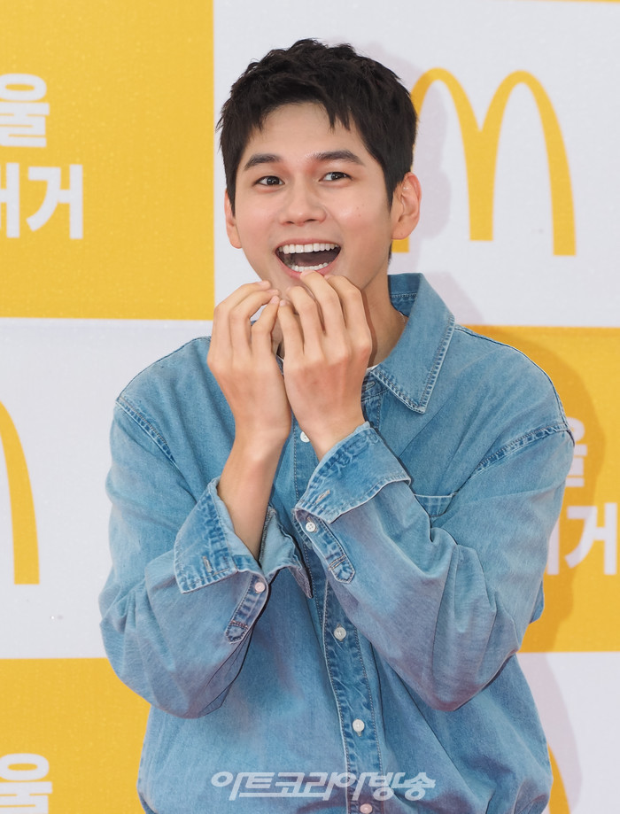 [AK포토] 옹성우, '맛있는 표정까지 귀여워'