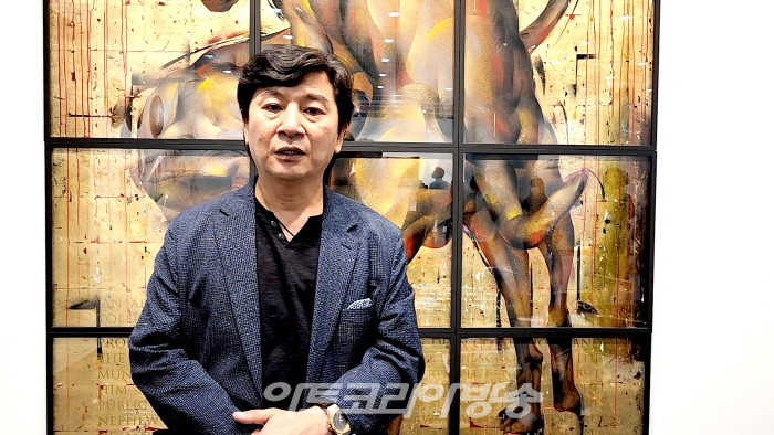 2022 FRIEZE SEOUL FAIR가 전시되고 있는 코엑스 전시장에서 이승근 관장이 현장에서 이번 전시를 설명하고 있다.