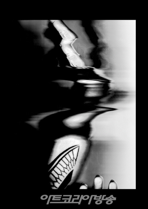 Pia Kintrup, the human touch_No 2, 42 x 30 cm, Series No.2 Archival Print, Aluminium Frame, anthracite, 2022