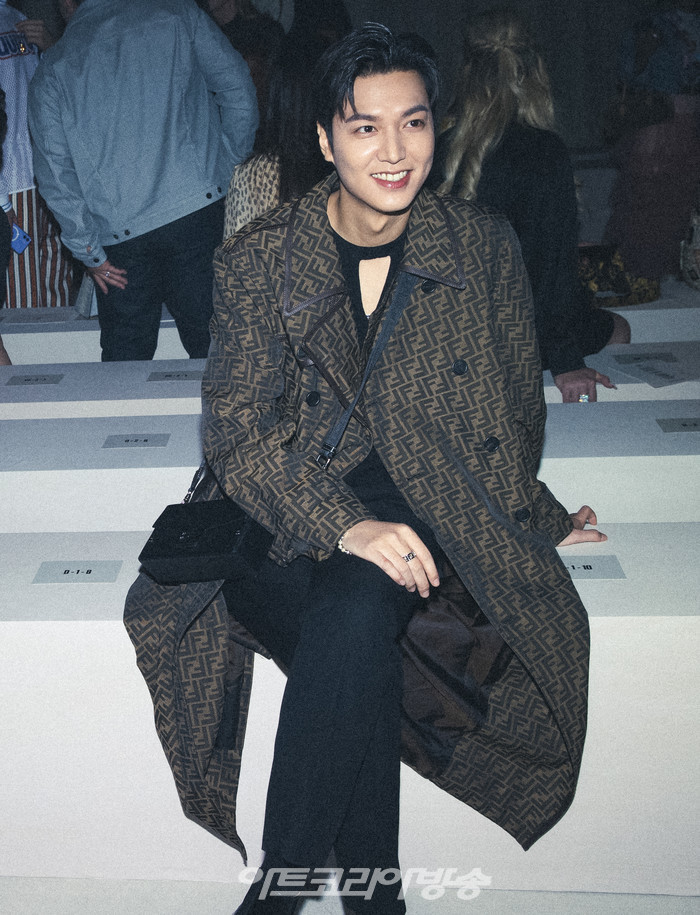 펜디(FENDI) 바게트(Baguette) 백 25주년 기념 패션쇼(이민호) 제공 펜디