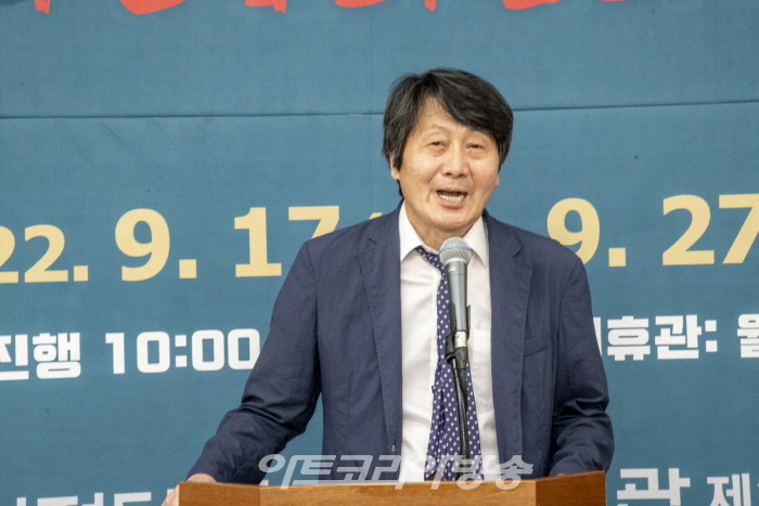 (사)현대한국화협회 제41회 대작전-강광일 이사장이 인사말을 하고 있다.