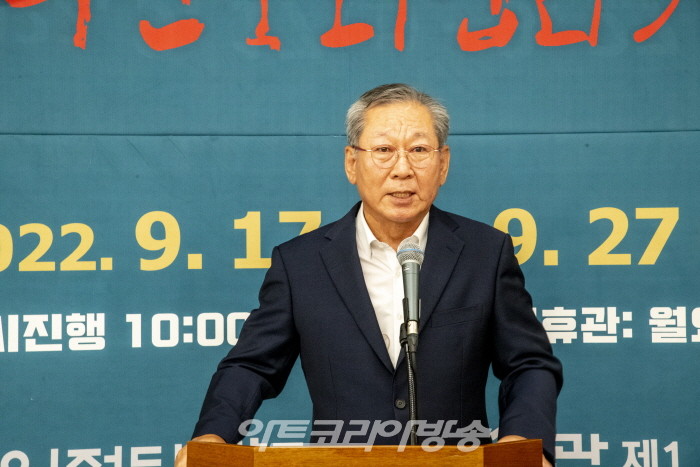 (사)현대한국화협회 제41회 대작전-김수영 후원회장이 축사를 하고 있다.
