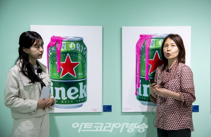 경도연 큐레이터의 질문에 이재옥 작가가 답하고 있다.