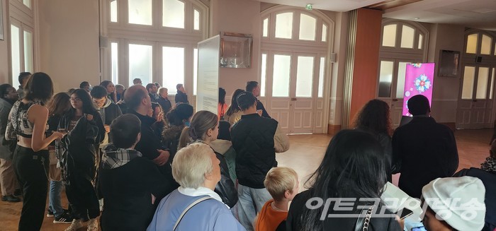 파리 15 구청 소연회장 '신색창연' 전시 관람