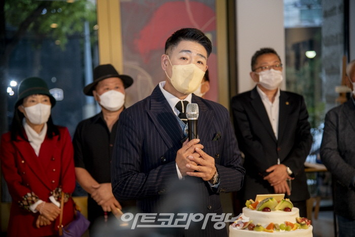 박진우 회장이 사회를 보고 있다.