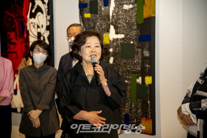 김종수 작가(관장)가 인사말을 하고 있다.