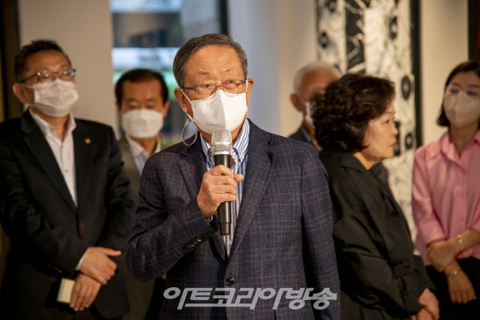 권상범 제과명장이 인사말을 하고 있다.