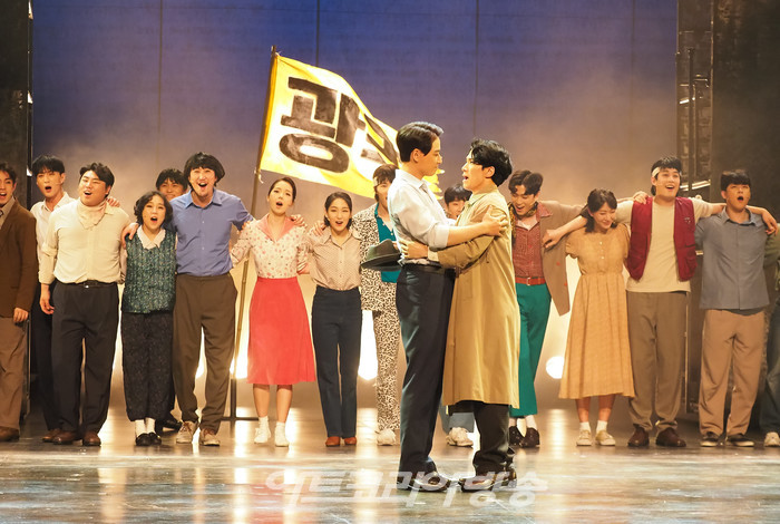 ​뮤지컬 '광주' 프레스콜(거리천사 역 임진아, 박한수 역 민우혁). 2021.04.15 사진 ⓒ아트코리아방송 DB