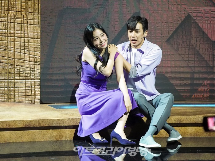 뮤지컬 '인간의 법정' 프레스콜(회사원 한시로 역 선한국, 안드로이드 카운슬러 역 이상아) 2022.10.06 사진 ⓒ아트코리아방송 이용선 기자