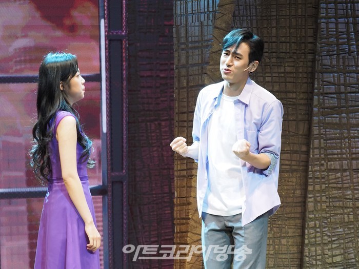 뮤지컬 '인간의 법정' 프레스콜(회사원 한시로 역 선한국, 안드로이드 카운슬러 역 이상아) 2022.10.06 사진 ⓒ아트코리아방송 이용선 기자