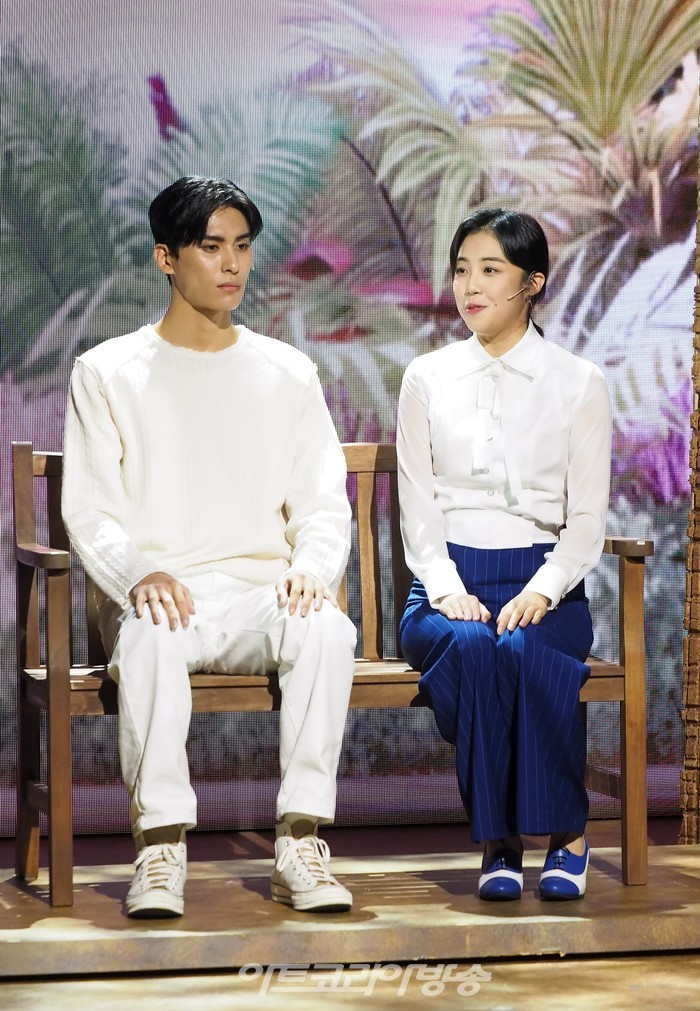 뮤지컬 '인간의 법정' 프레스콜(안드로이드 카운슬러 역 이상아, 안드로이드 아오 역 유태양) 2022.10.06 사진 ⓒ아트코리아방송 이용선 기자