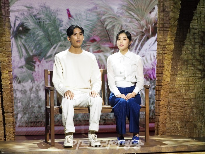 뮤지컬 '인간의 법정' 프레스콜(안드로이드 카운슬러 역 이상아, 안드로이드 아오 역 유태양) 2022.10.06 사진 ⓒ아트코리아방송 이용선 기자