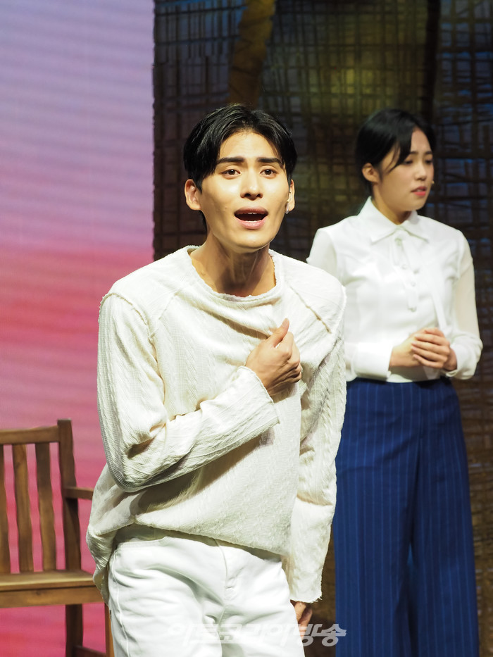 뮤지컬 '인간의 법정' 프레스콜(안드로이드 카운슬러 역 이상아, 안드로이드 아오 역 유태양) 2022.10.06 사진 ⓒ아트코리아방송 이용선 기자