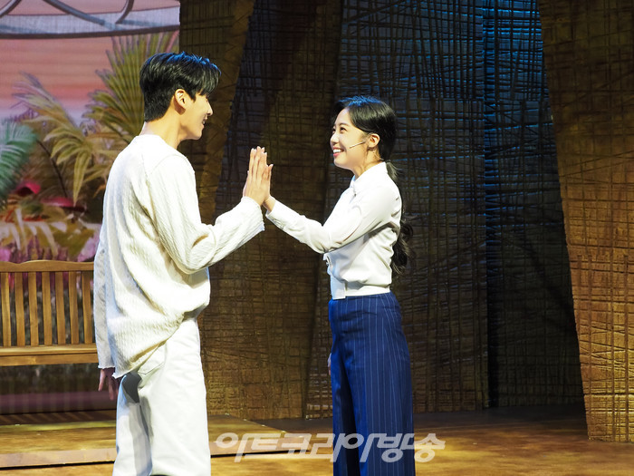 뮤지컬 '인간의 법정' 프레스콜(안드로이드 카운슬러 역 이상아, 안드로이드 아오 역 유태양) 2022.10.06 사진 ⓒ아트코리아방송 이용선 기자