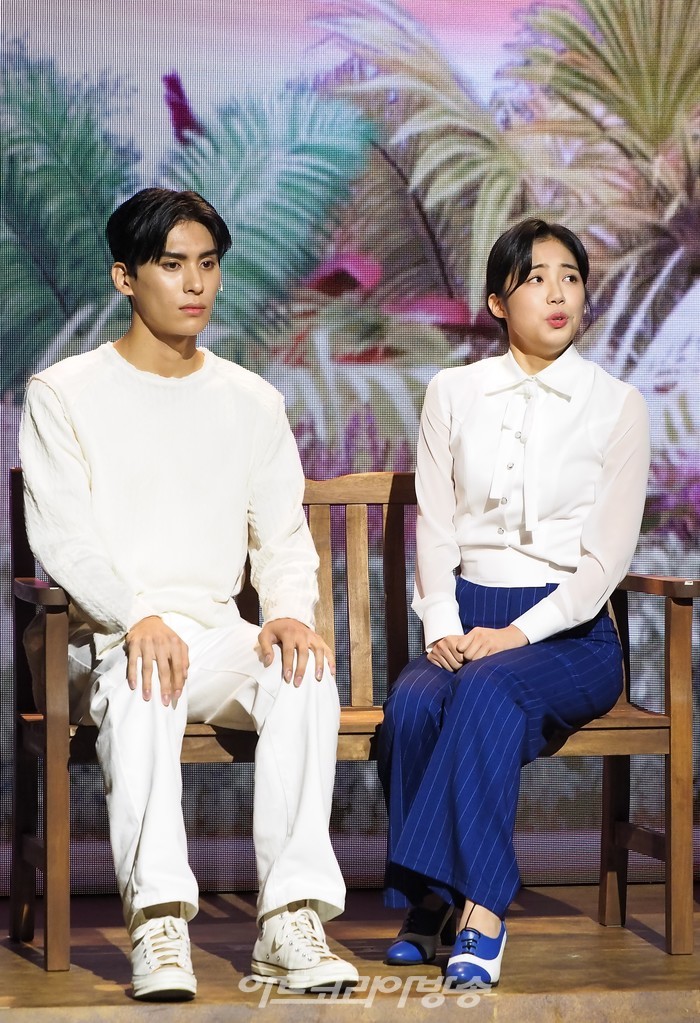 뮤지컬 '인간의 법정' 프레스콜(안드로이드 카운슬러 역 이상아, 안드로이드 아오 역 유태양) 2022.10.06 사진 ⓒ아트코리아방송 이용선 기자