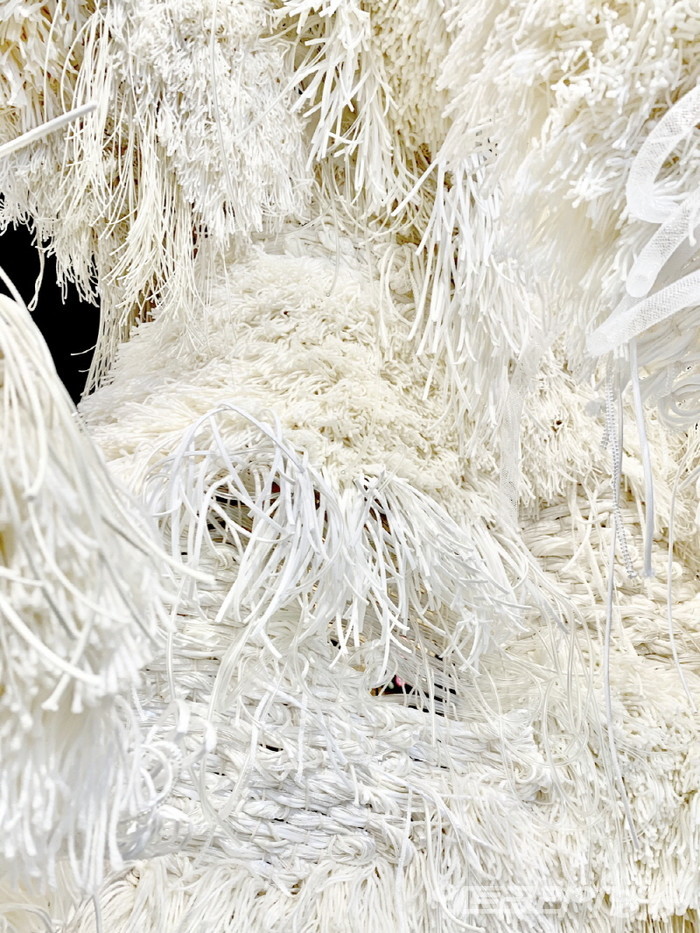 정혜진_ Grove_혼합소재_가변설치_2022 / 사진 = 한국공예·디자인문화진흥원