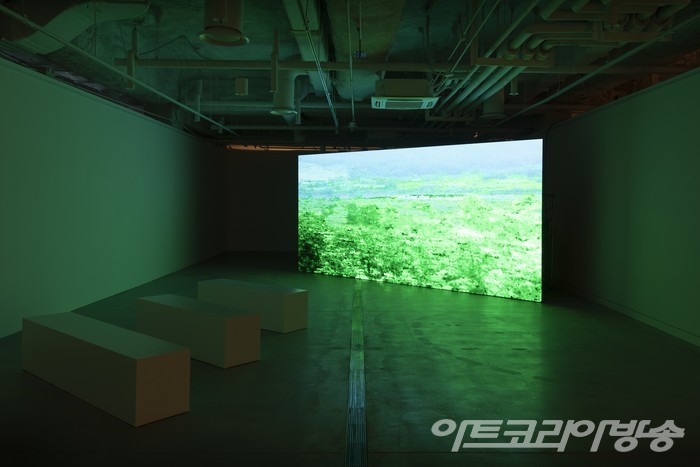 전소정_그린 스크린_단채널 비디오_2021 / 사진 = 수원시립미술관