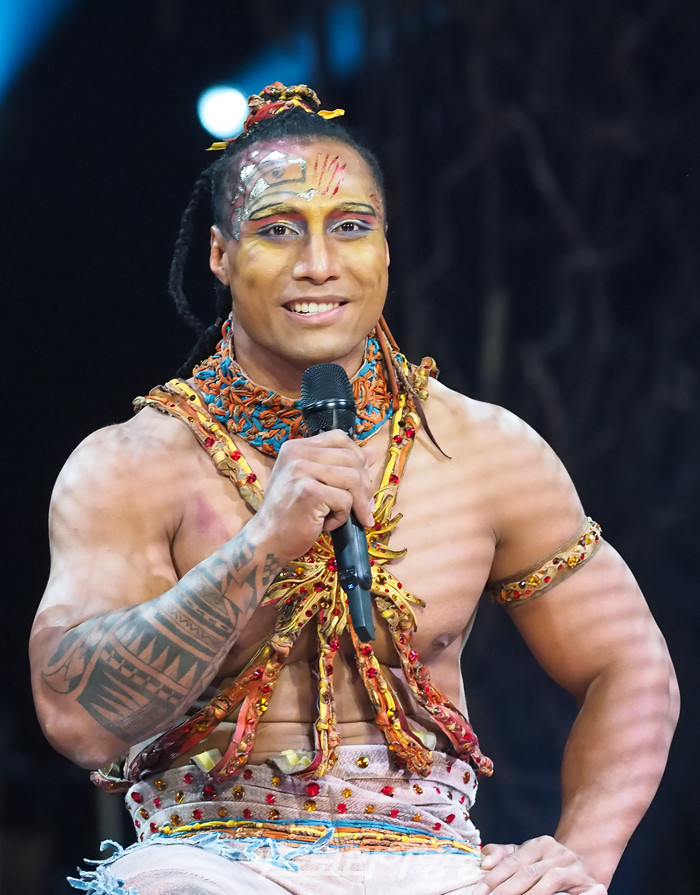 태양의 서커스 '뉴 알레그리아' 프레스콜(팔라니코 솔로모나 페네사(Falaniko Solomona Penesa) 파이어 나이프 댄스 ). 2022.10.20 사진 ⓒ아트코리아방송 이용선 기자