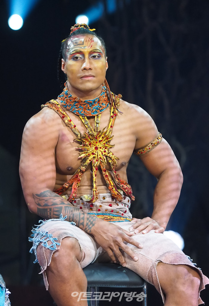 태양의 서커스 '뉴 알레그리아' 프레스콜(팔라니코 솔로모나 페네사(Falaniko Solomona Penesa) 파이어 나이프 댄스 ). 2022.10.20 사진 ⓒ아트코리아방송 이용선 기자