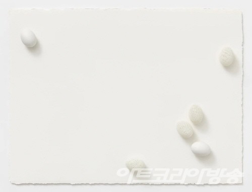 김유주 作_기대 Expectation_porcelain, paper_80x63x8cm_2022