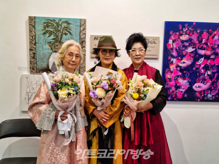 제4회앙데팡당Korea 국제아트페어에 출품한 ART HEAL 부스 강정식(안나) 김수연(소이) 작가와 함께 