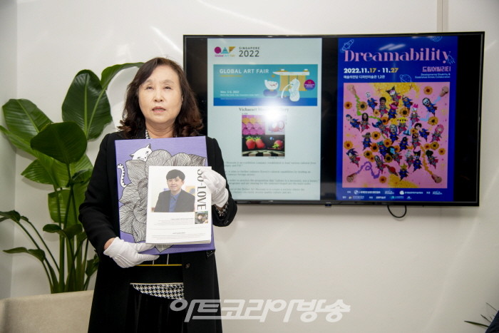 비채아트뮤지엄 갤러리 '싱가폴 국제아트페어 참가, 상상을 깨우다-Dreamability展'기자간담회-권한솔 발달장애 작가의 모친인 아트림 김경희 대표