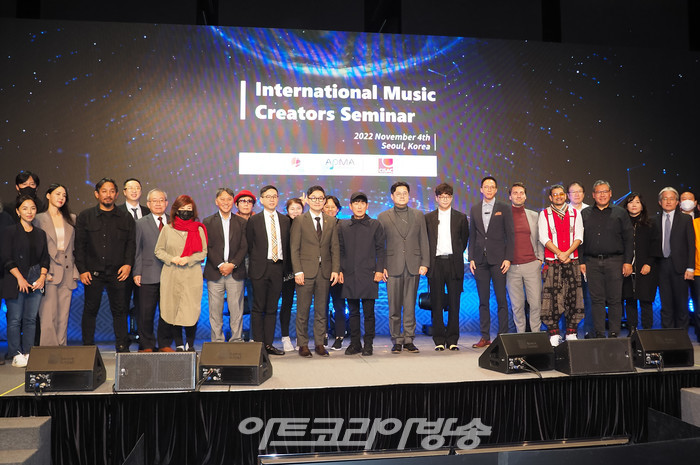 4일 오후 서울 중구 더 플라자 호텔 그랜드볼룸에서 '국제 음악 창작자 세미나'가 열린 가운데 아시아태평양음악창작자연맹, 한국음악저작권협회(한음저협), 국제저작권관리단체연맹(CISAC) 주요 관계자들이 단체 포즈를 취하고 있다. 2022.11.04 사진 ⓒ아트코리아방송 이용선 기자​