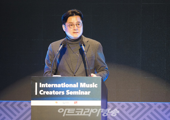 홍익표 국회 문화체육관광위원회 위원장이 4일 오후 서울 중구 더 플라자 호텔 그랜드볼룸에서 열린 '국제 음악 창작자 세미나'에서 축사를 하고 있다. 2022.11.04 사진 ⓒ아트코리아방송 이용선 기자​