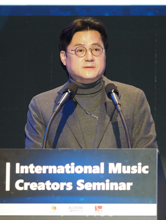 홍익표 국회 문화체육관광위원회 위원장이 4일 오후 서울 중구 더 플라자 호텔 그랜드볼룸에서 열린 '국제 음악 창작자 세미나'에서 축사를 하고 있다. 2022.11.04 사진 ⓒ아트코리아방송 이용선 기자​