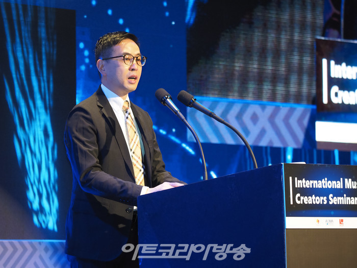 벤자민 응 국제저작권관리단체연맹 이사가 4일 오후 서울 중구 더 플라자 호텔 그랜드볼룸에서 열린 '국제 음악 창작 세미나'에서 축사를 하고 있다. 2022.11.04 사진 ⓒ아트코리아방송 이용선 기자​