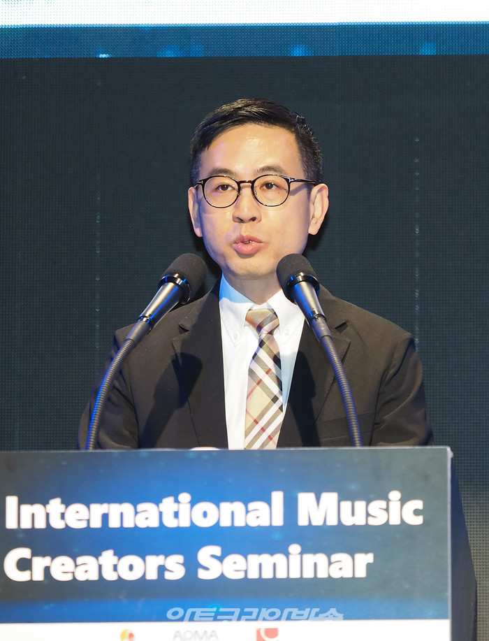 벤자민 응 국제저작권관리단체연맹 이사가 4일 오후 서울 중구 더 플라자 호텔 그랜드볼룸에서 열린 '국제 음악 창작 세미나'에서 축사를 하고 있다. 2022.11.04 사진 ⓒ아트코리아방송 이용선 기자​