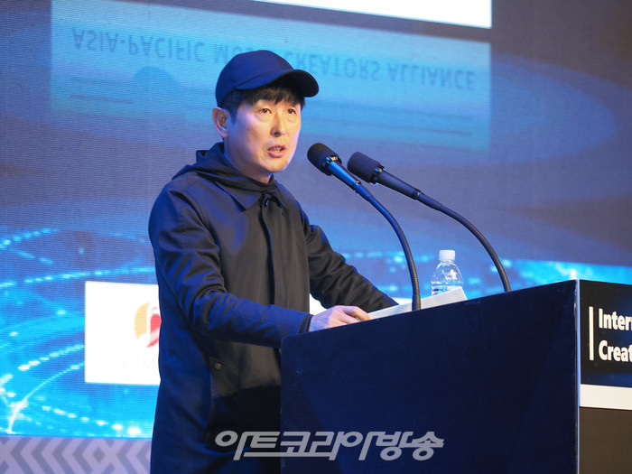 윤명선 아시아태평양음악창작자연맹(APMA) 의장이 4일 오후 서울 중구 더 플라자 호텔 그랜드볼룸에서 열린 '국제 음악 창작자 세미나'에서 기조연설을 하고 있다. 2022.11.04 사진 ⓒ아트코리아방송 이용선 기자​