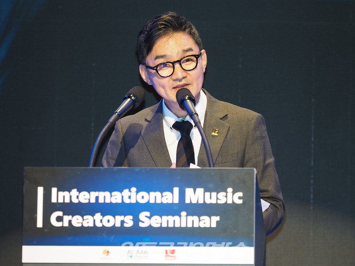 추가열 한국음악저작권협회 회장이 4일 오후 서울 중구 더 플라자 호텔 그랜드볼룸에서 열린 '국제 음악 창작자 세미나'에서 축사를 하고 있다. 2022.11.04 사진 ⓒ아트코리아방송 이용선 기자​