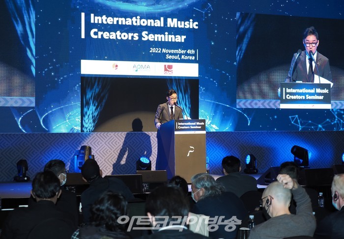 추가열 한국음악저작권협회 회장이 4일 오후 서울 중구 더 플라자 호텔 그랜드볼룸에서 열린 '국제 음악 창작자 세미나'에서 축사를 하고 있다. 2022.11.04 사진 ⓒ아트코리아방송 이용선 기자​