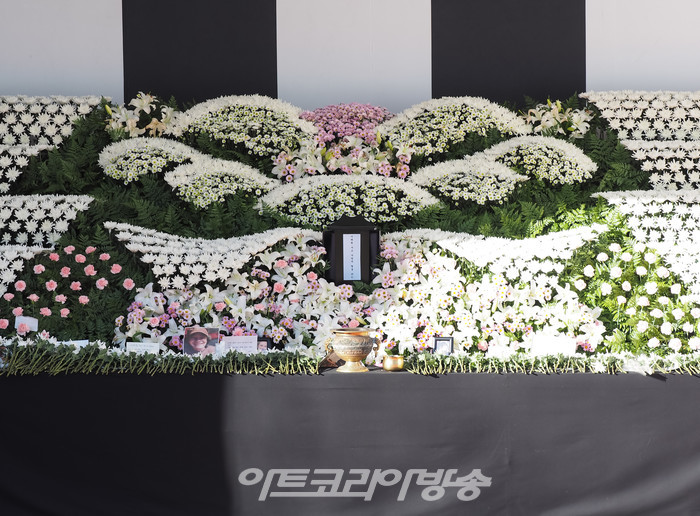 시민들이 4일 오후 서울 중구 서울광장에 마련돼 있는 이태원 사고 사망자 합동 분향소에서 참사를 당한 추모자들을 위해 조문하고 있다. 2022.11.04 사진 ⓒ아트코리아방송 이용선 기자​