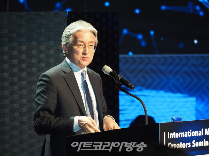 홍승기 인하대학교 교수가 4일 오후 서울 중구 더 플라자 호텔 그랜드볼룸에서 열린 '국제 음악 창작자 세미나'에서 기조연설을 하고 있다. 2022.11.04 사진 ⓒ아트코리아방송 이용선 기자​