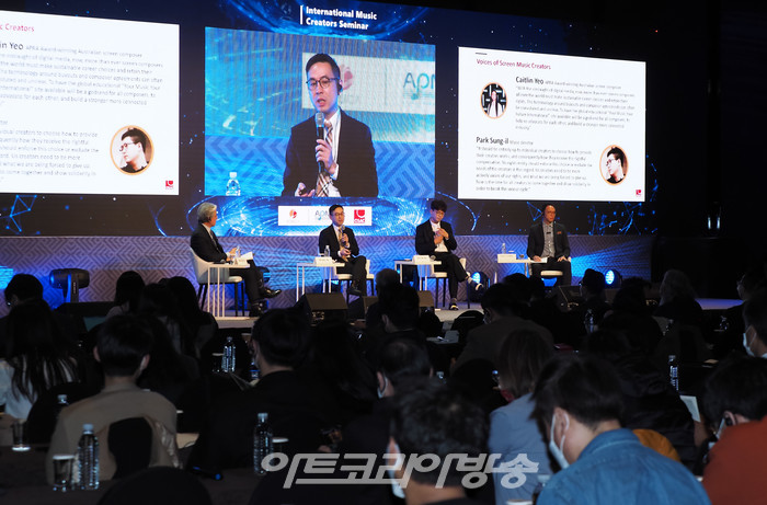 '국제 음악 창작자 세미나'가 4일 오후 서울 중구 더 플라자 호텔 그랜드볼룸에서 열렸다. 홍승기 인하대 교수의 진행으로 박학기 한국음악저작권협회(한음저협) 부회장, 벤자민 응 국제저작권관리단체연맹 이사, 노타폴 스리촘콴 태국음악저작권협회장이 패널로 참석한 가운데 매절 계약에 대한 세미나를 지냉하고 있다. 2022.11.04 사진 ⓒ아트코리아방송 이용선 기자​