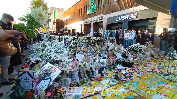 지난달 29일 밤 서울시 중구 이태원 일대에서 발행한 할로윈 축제 사고 현장에서 시민들이 사고로 희생된 분들을 위해 애도하고 있다. 2022.11.05 사진 ⓒ아트코리아방송 이용선 기자​
