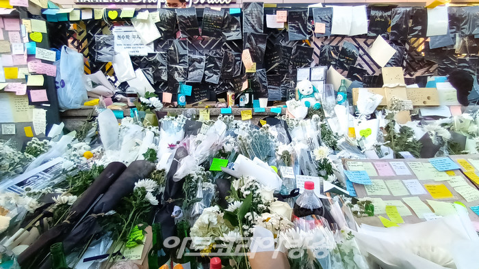 지난달 29일 밤 서울시 중구 이태원 일대에서 발행한 할로윈 축제 사고 현장. 시민들이 하나씩 놓은 국화꽃이 그날의 참사로 희생된 분들의 넋을 기리기 위해 놓여 있다. 2022.11.05 사진 ⓒ아트코리아방송 이용선 기자​