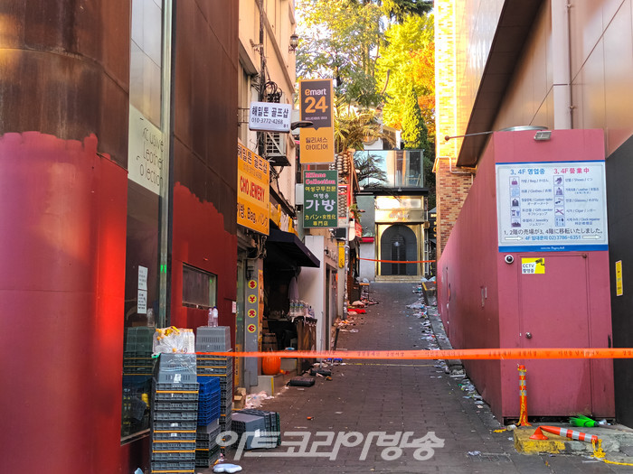 지난달 29일 밤 서울시 중구 이태원 일대에서 발행한 할로윈 축제 사고 현장. 여전히 경찰 저지선이 쳐져 있다. 국가가 지정한 국가 애도기간은 5일로 끝난다. 2022.11.05 사진 ⓒ아트코리아방송 이용선 기자​