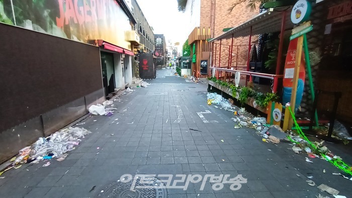지난달 29일 밤 이태원 일대에서 할로윈을 즐기러 온 수많은 사람들이 압사되는 참사가 발생했다. 그날 사고가 발행한 이태원 해밀턴 호텔 뒷골목은 그날의 참상을 그대로 보여주고 있다. 2022.11.05 사진 ⓒ아트코리아방송 이용선 기자​