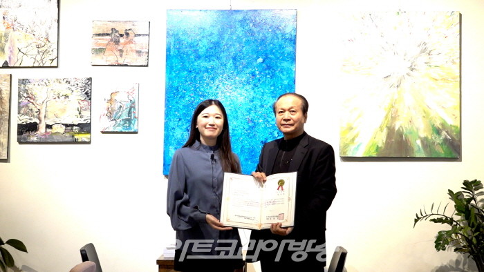 김수영 작가가 아트코리아특별전에 선정되어 상장을 받고 있다.