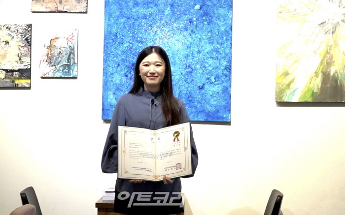 김수영 작가가 아트코리아특별전에 선정되어 상장을 받고 있다.