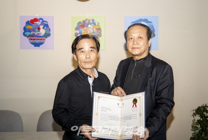 정지석 작가 아트코리아특별전에서 아트코리아방송 김한정 회장과 기념촬영을 하고 있다.