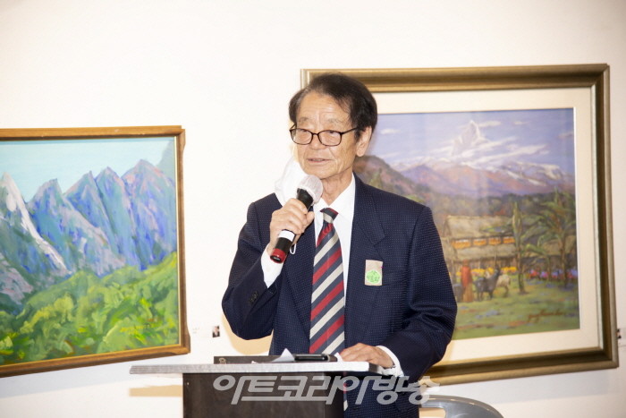 제11회 상 미술회전-조진석 사무국장이 사회를 보고 있다.